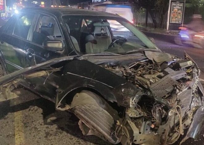 Calzada Roosevelt: Choque entre sedán y pickup causa caos vial