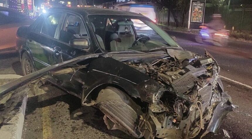 Calzada Roosevelt: Choque entre sedán y pickup causa caos vial