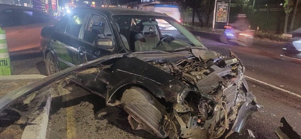 Calzada Roosevelt: Choque entre sedán y pickup causa caos vial