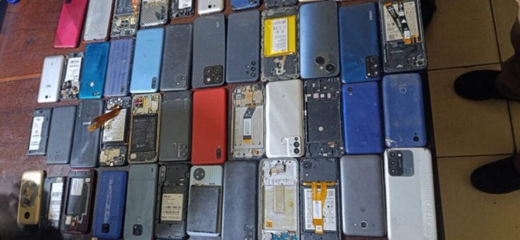 Requisa en penal de Izabal decomisa 116 celulares y 20 radios entre reos