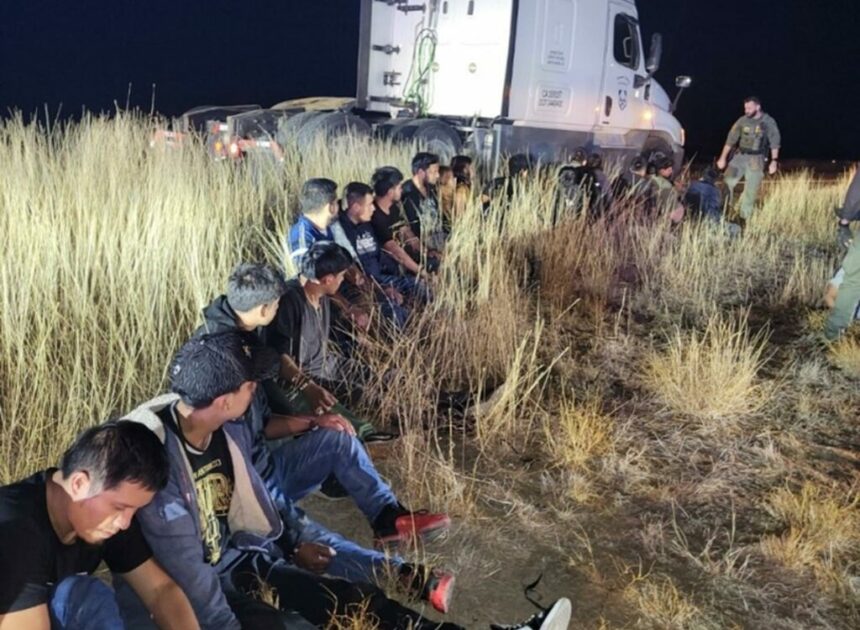 Impactante: 23 inmigrantes encontrados ocultos en la cabina de un camión en Texas