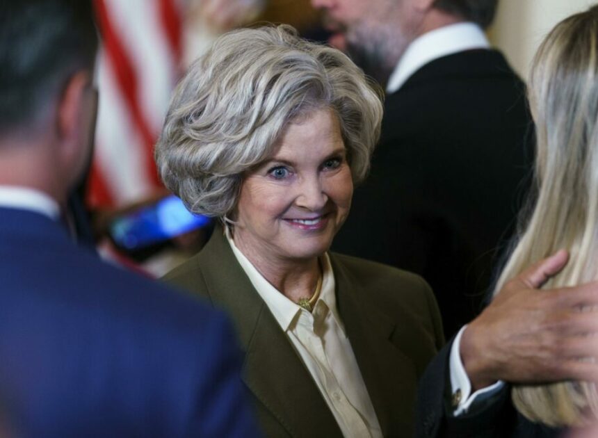 Trump quiere destruir lanchas hasta que Maduro se rinda, dice su jefa de gabinete