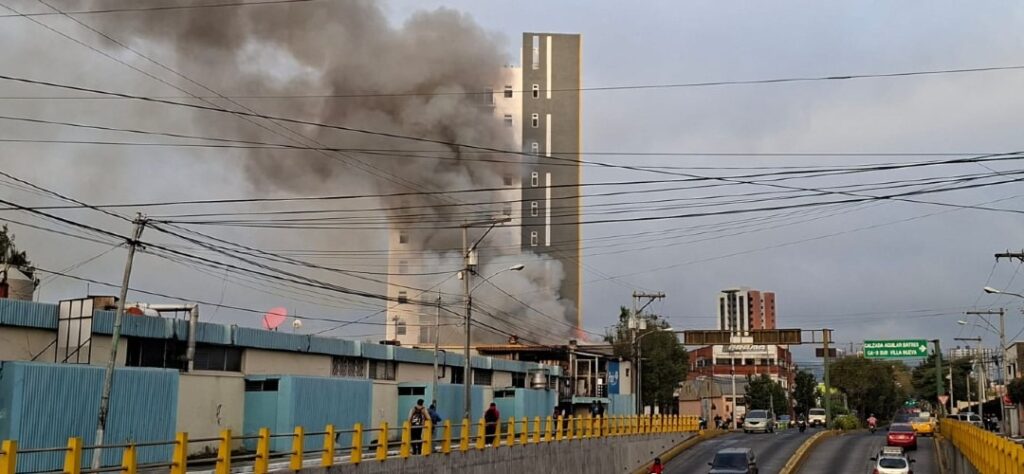 Incendio en bodega de supermercado moviliza bomberos en Aguilar Batres
