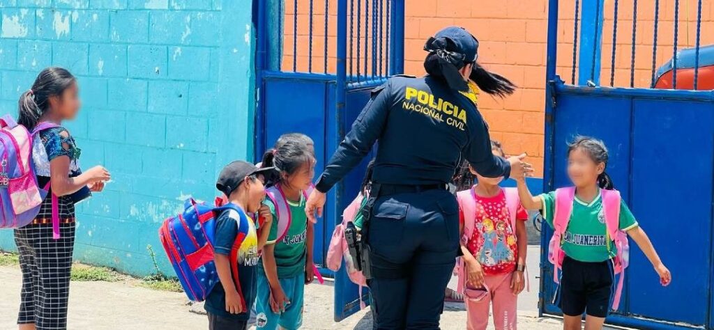 Policía Nacional Civil implementa operativo de seguridad en centros educativos